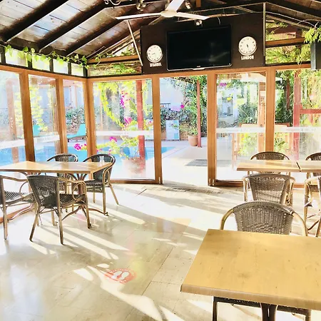 מלון דירות Ten Apart Hotel 4*